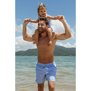 Look de Pai e Filha Combinando com Short de Praia Masculino Bermuda Adullto Estampado Vichy Azul e Branco da Lili Sampedro