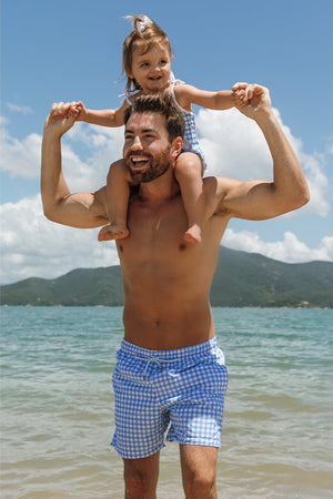 Look de Pai e Filha Combinando com Short de Praia Masculino Bermuda Adullto Estampado Vichy Azul e Branco da Lili Sampedro