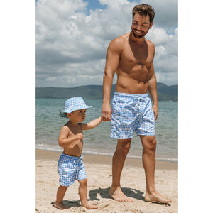 Look de Pai e Filho Combinando com Short de Praia Masculino Bermuda Adullto Estampado Vichy Azul e Branco da Lili Sampedro