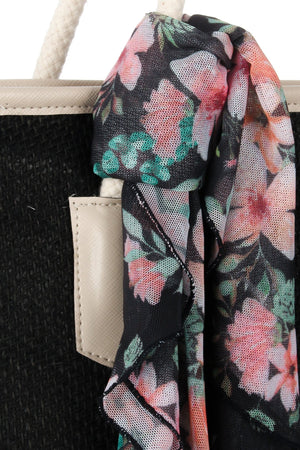Lenço Estampado Floral amarrado em uma bolsa de praia, da Lili Sampedro Moda Praia Família