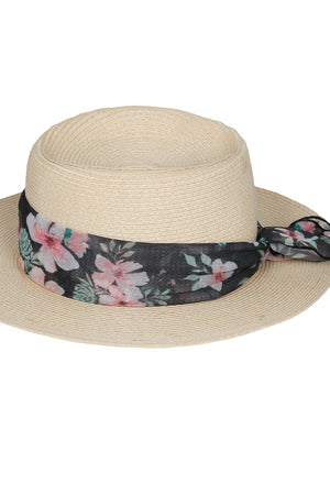 Lenço Estampado Floral amarrado em um chapéu de praia de palha, da Lili Sampedro Moda Praia Família