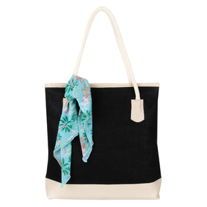 Lenço Estampado Coqueiros Tiffany amarrado em uma bolsa de praia da Lili Sampedro Moda Praia Família